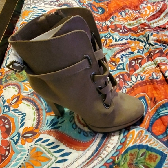 Boots - Picture 3 of 4